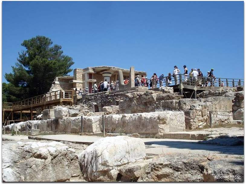 Προπύλαια και διπλά κέρατα Κνωσσός