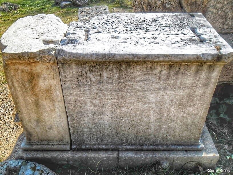 Βάθρο ανδριάντα Σύλλα Αμφιάρειο