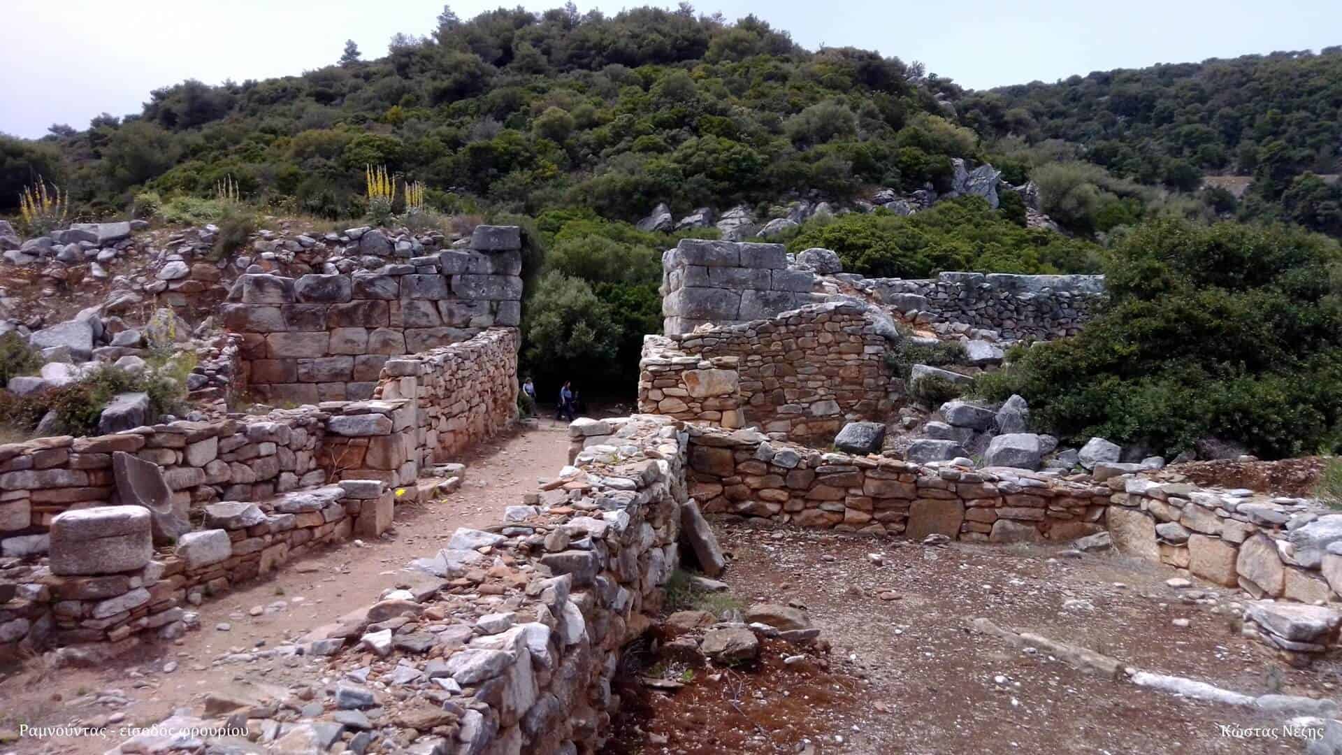 Ραμνούντας - εξωτερική πύλη
